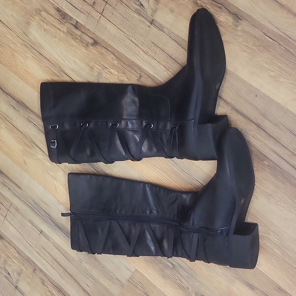 BCBGENERATION Black JL-JANISS Leather Criss-cross Zip Up Knee High Boot - Picture 5 of 16